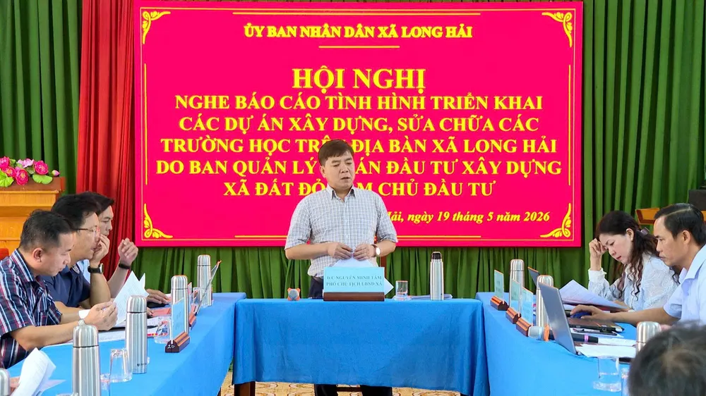 Đồng chí Nguyễn Minh Tâm - Phó chủ tịch UBND xã Long Hải chủ trì hội nghị