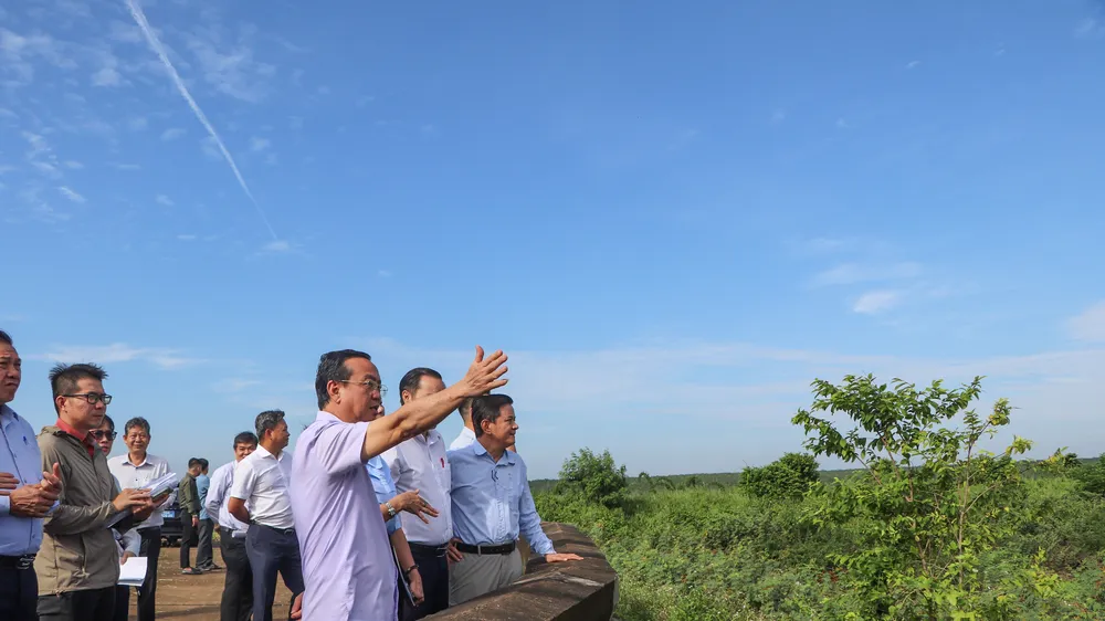 Phó Chủ tịch UBND TPHCM Bùi Minh Thạnh kiểm tra thực địa hồ chứa Gia Hoét I (xã Bình Giã). Ảnh: THÀNH HUY