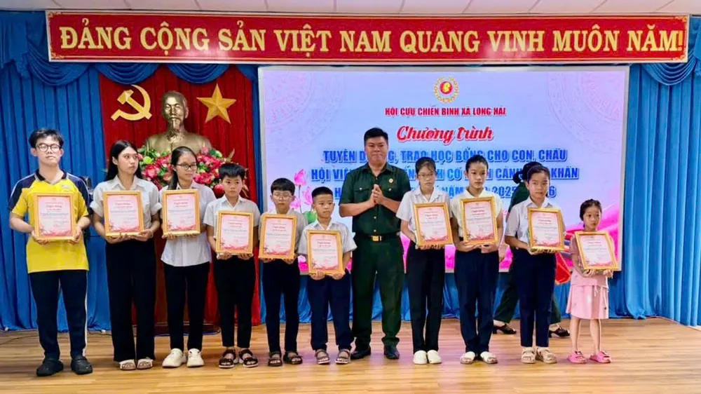 Trao học bổng cho học sinh vượt khó, học giỏi. Ảnh: THÀNH HUY
