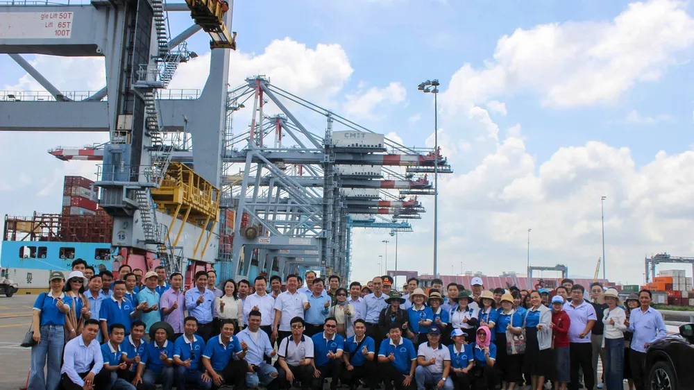 Đoàn tìm hiểu hoạt động cảng và chụp hình lưu niệm tại Cảng Quốc tế Cái Mép (CMIT). Ảnh: THÀNH HUY