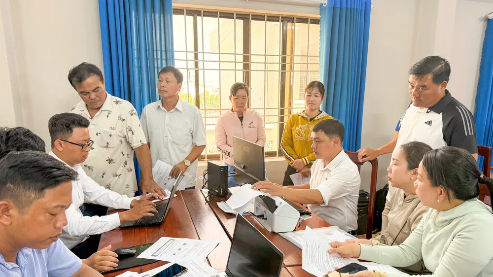 Hướng dẫn ngư dân thực hiện thủ tục xin cấp giấy phép trực tuyến sử dụng tần số vô tuyến điện trên tàu cá. Ảnh: THÀNH HUY