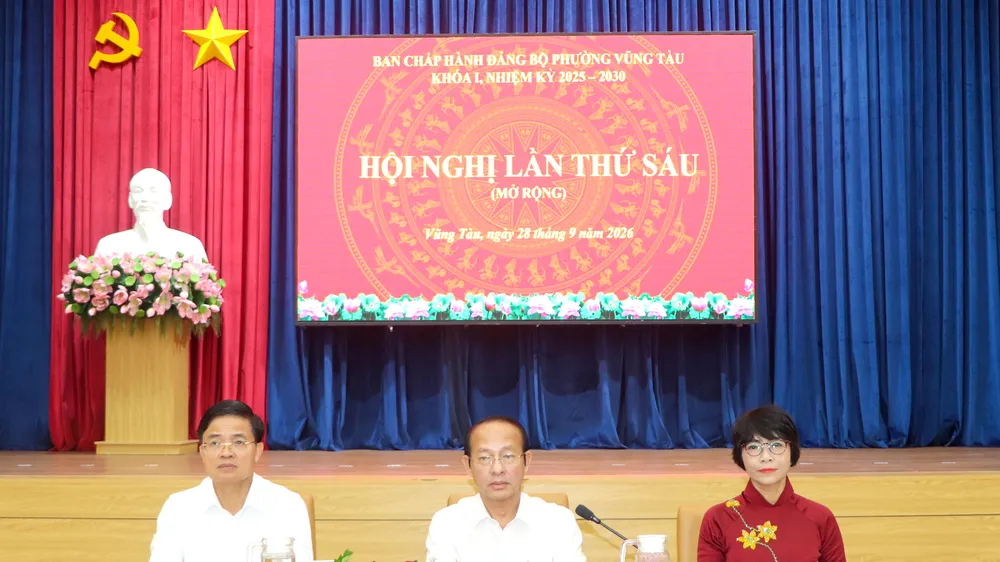 Các đồng chí trong Ban Thường vụ Đảng ủy phường Vũng Tàu đồng chủ trÌ hội nghị. Ảnh: THÀNH HUY