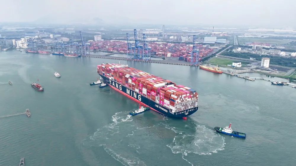 Tàu YM WAYFINDER với chiều dài gần 365m đang được các tàu lai dắt đưa vào cảng TCIT. Ảnh: THÀNH HUY