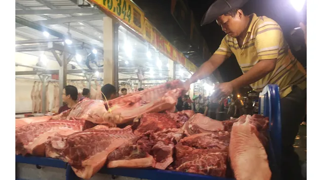 Chợ “vỡ trận”, heo không đeo vòng vẫn vào