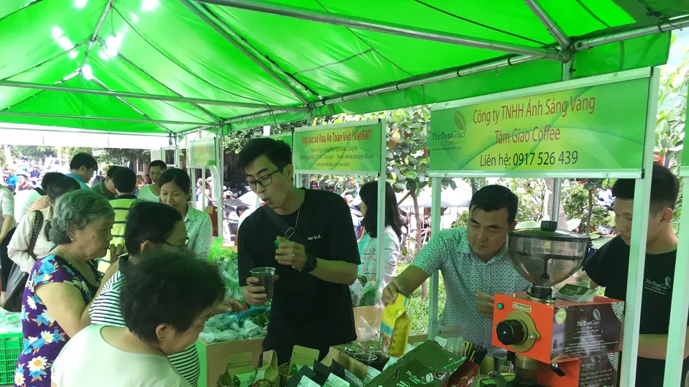 Người dân mua sắm tại chợ phiên