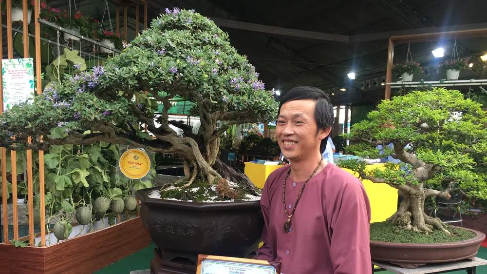 Nghệ sĩ Hoài Linh đoạt giải nhất Hội thi Hoa lan - Bonsai