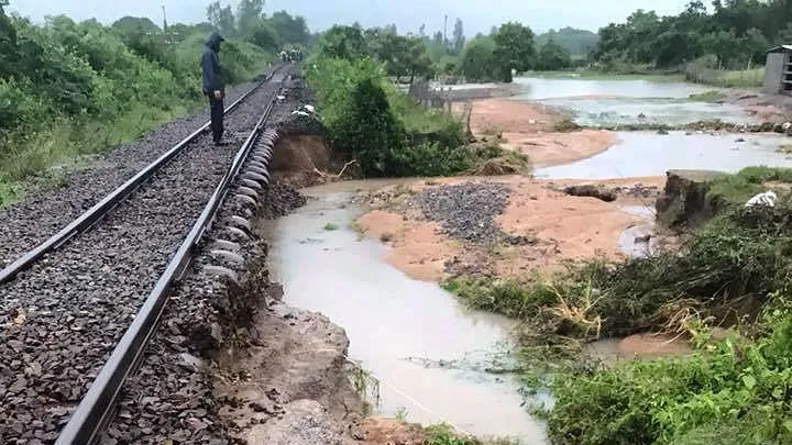 Ngành đường sắt phải chuyển tải hành khách bằng ô tô vì cơn bão số 9