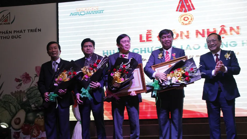 Chợ đầu mối Nông sản Thủ Đức đón nhận Huân chương Lao động hạng Ba