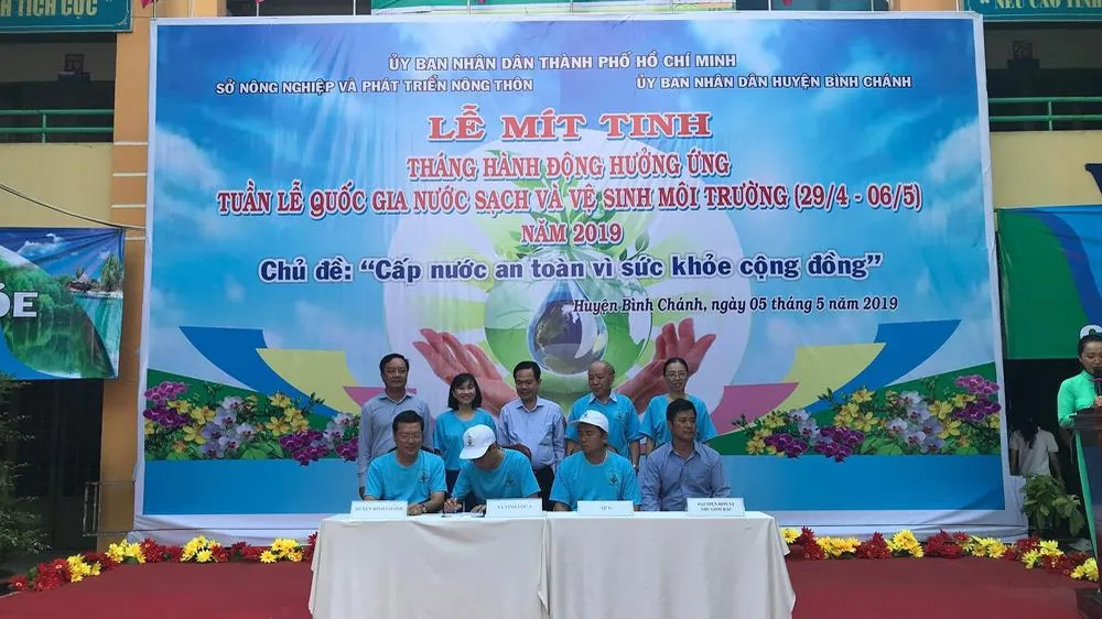 Ký giao ước giữa Hội Liên hiệp Phụ nữ xã - ấp - đại diện hộ dân thực hiện thí điểm tuyến đường không rác; ký biên bản ghi nhớ lắp đặt đồng hồ nước cho người dân trên địa bàn xã Vĩnh Lộc A với Xí nghiệp cấp nước sinh hoạt nông thôn