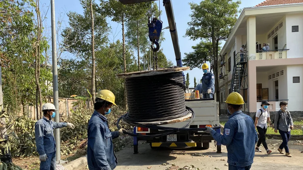 Dựng trụ công trình cấp điện cho Bệnh viện dã chiến số 2 tại huyện Nhà Bè, TPHCM