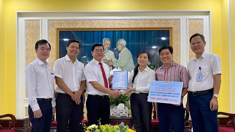 Điện lực TPHCM ủng hộ 500 triệu đồng cho đồng bào miền Trung