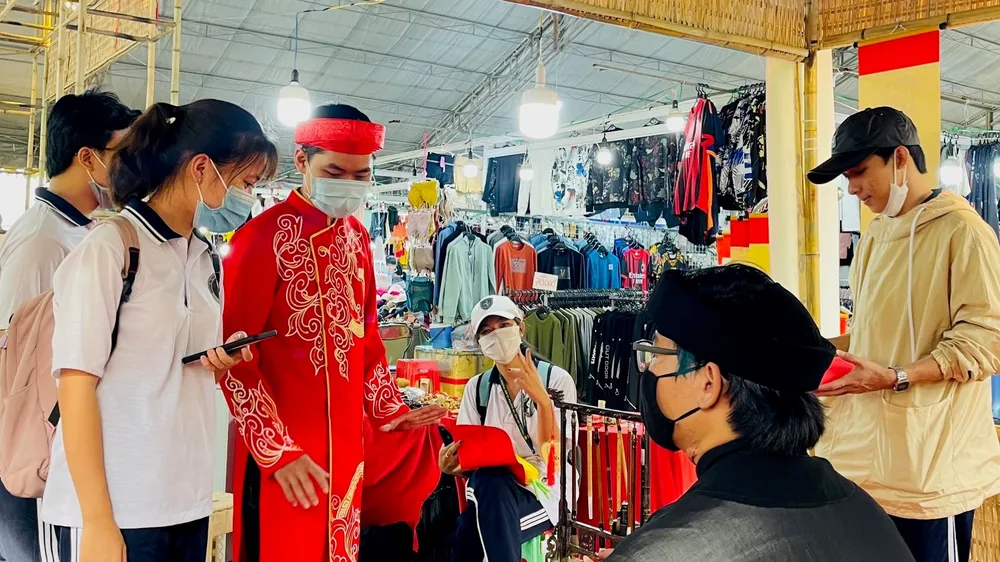 Nhiều khách xin chữ tại gian hàng ông đồ