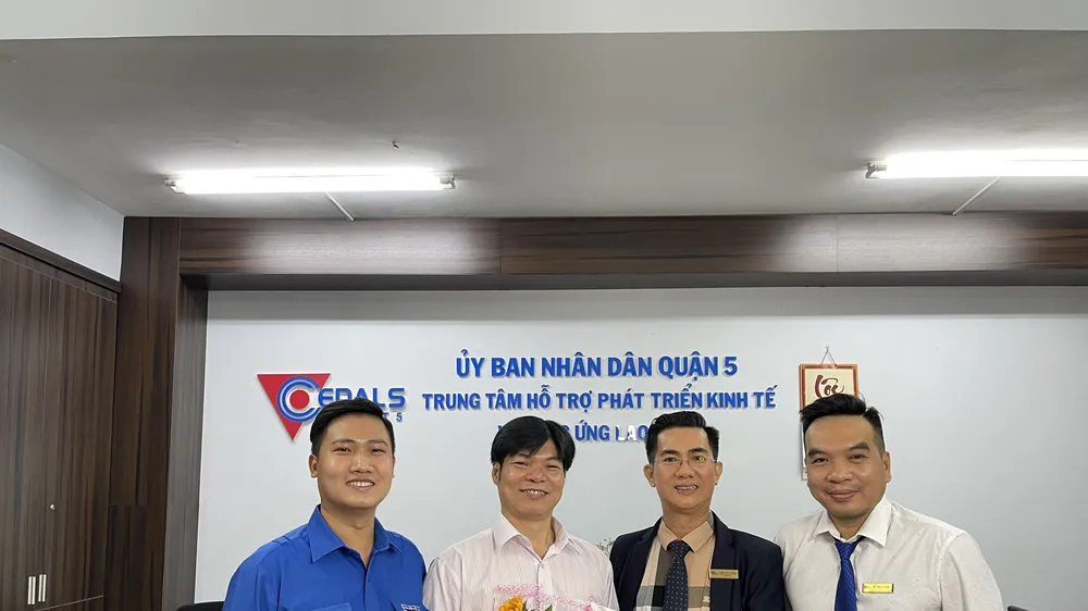 Đại diện công ty TNHH TM Chí Minh là doanh nghiệp đầu tiên nhận giấy phép kinh doanh sau khi thay đổi địa giới