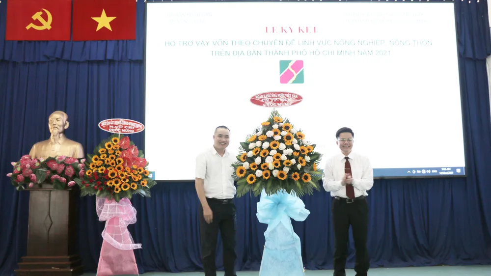 Đại diện Ngân hàng Agribank ký kết hỗ trợ vay vốn nông nghiệp trên địa bàn huyện Củ Chi