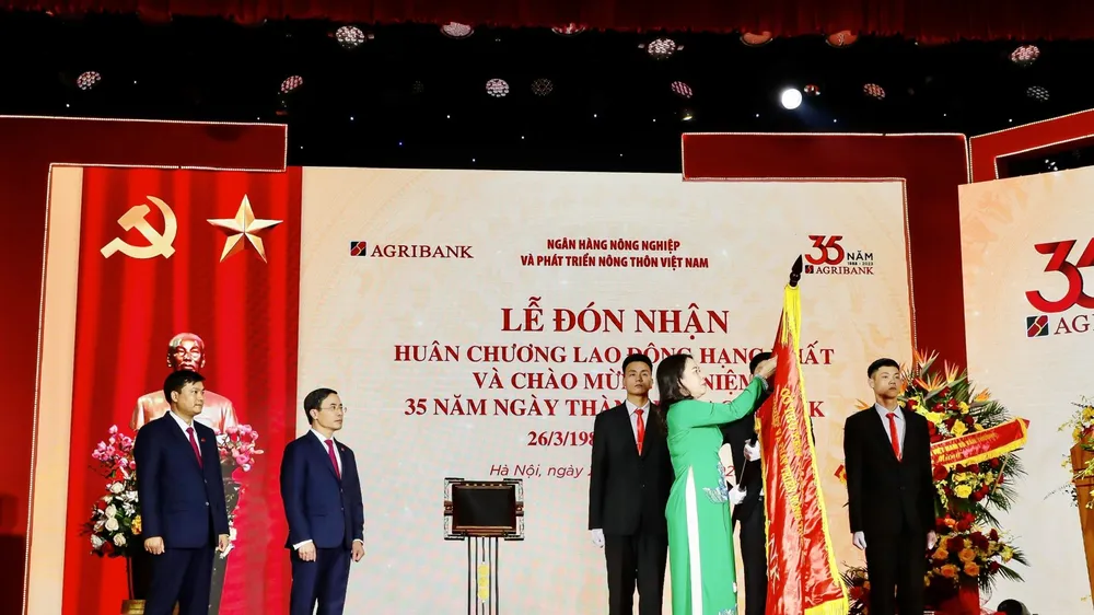 Agribank đón nhận Huân chương Lao động hạng Nhất, chào mừng kỷ niệm 35 năm ngày thành lập