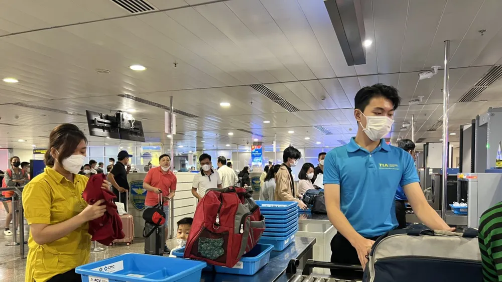 Ngày đầu nghỉ lễ: Sân bay, nhà ga đông người nhưng không ùn tắc