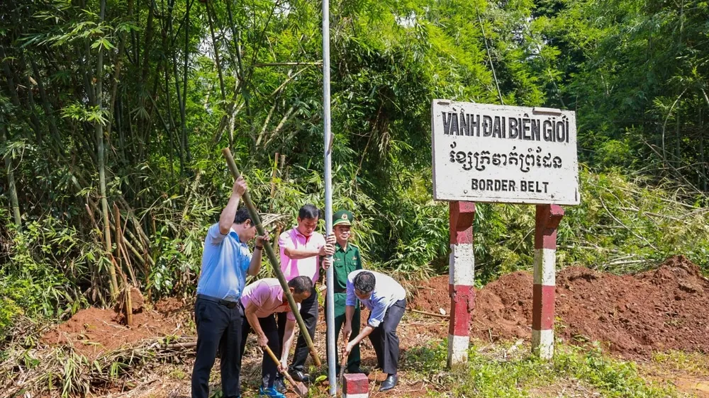 C.P. Việt Nam bàn giao công trình “Ánh sáng biên cương” cho Đồn Biên phòng Đăk Ơ, Bình Phước