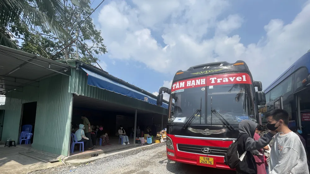Xe khách hợp đồng "trá hình": Công khai bán vé, không đóng thuế, gây bất bình đẳng với xe trong bến