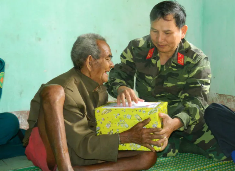 Ấm tình quân dân miền sơn cước