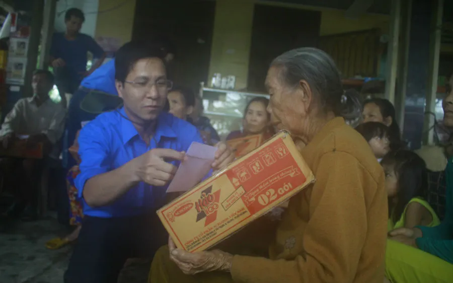 Thăm hỏi người dân thôn Ngọc Trì sau mưa lũ. Ảnh: NGUYỄN TRANG