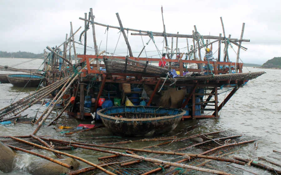 Tàu cá bị giông lốc đánh chìm