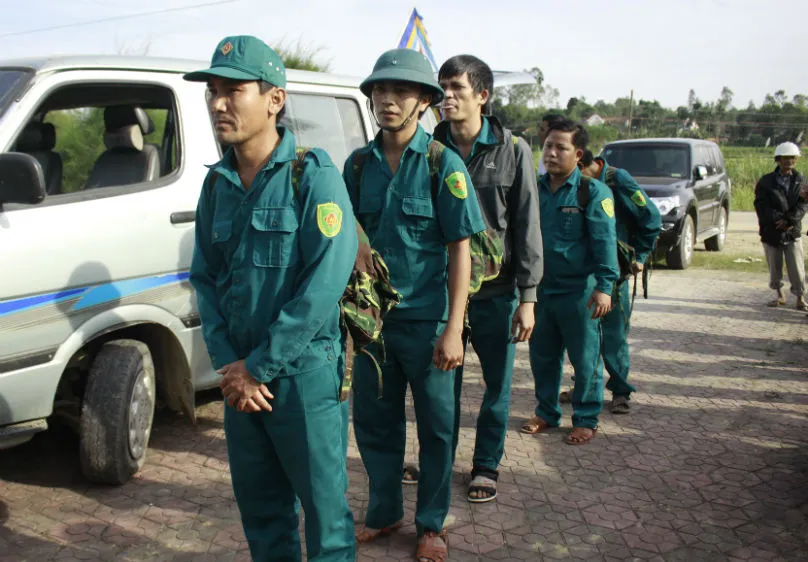 mỗi chiến sĩ mang ba lô đưa đồng đội về quê hương