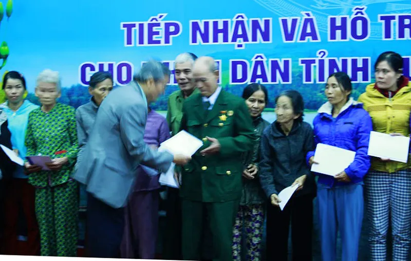 Trao hỗ trợ cho người dân Quảng Ngãi