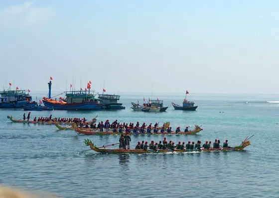Tứ linh đua thuyền khai hội Lý Sơn