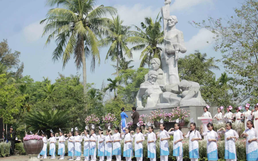 Tượng đài khu chứng tích Sơn Mỹ