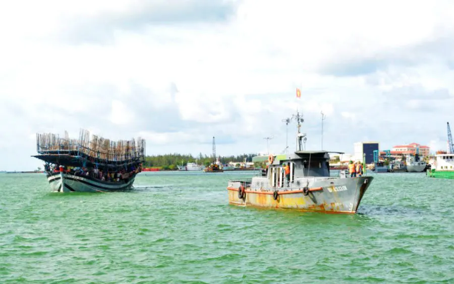 lai dắt tàu cá hỏng máy trôi dạt trên biển