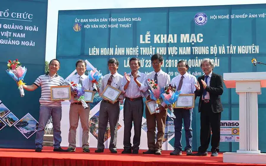 Các tác giả lên nhận bằng khen tặng.
