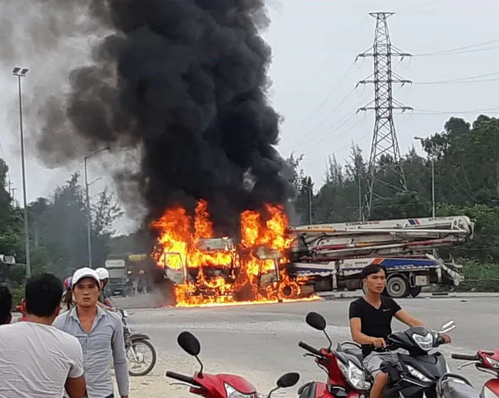 Sau va chạm, xe tải và xe trộn bê tông bốc cháy dữ dội