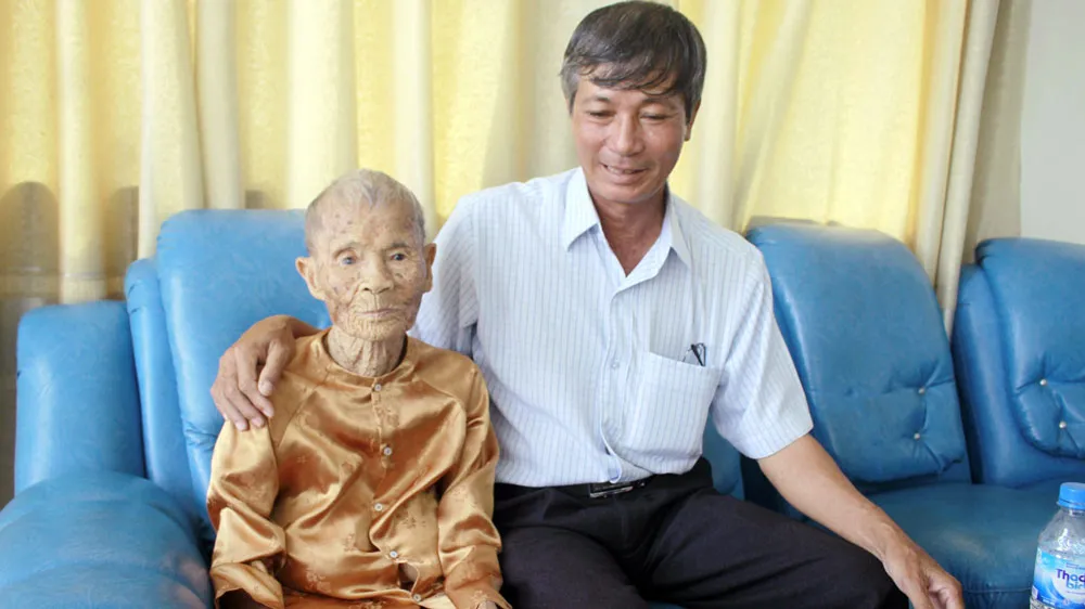 Hỗ trợ nhà và tặng quà cho các gia đình chính sách