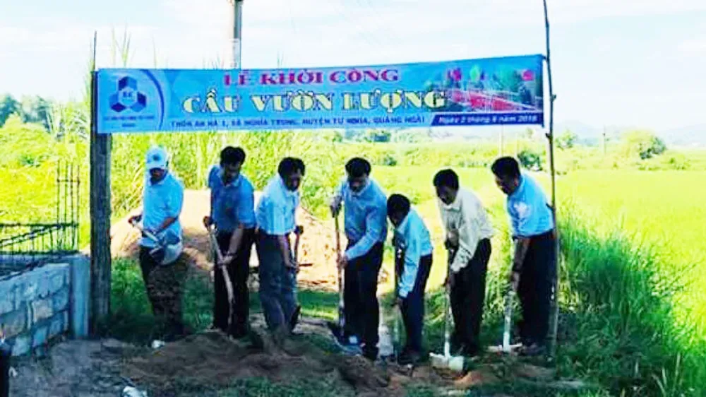 Cựu sinh viên ĐH Bách Khoa TP.HCM khởi công xây cầu cho dân