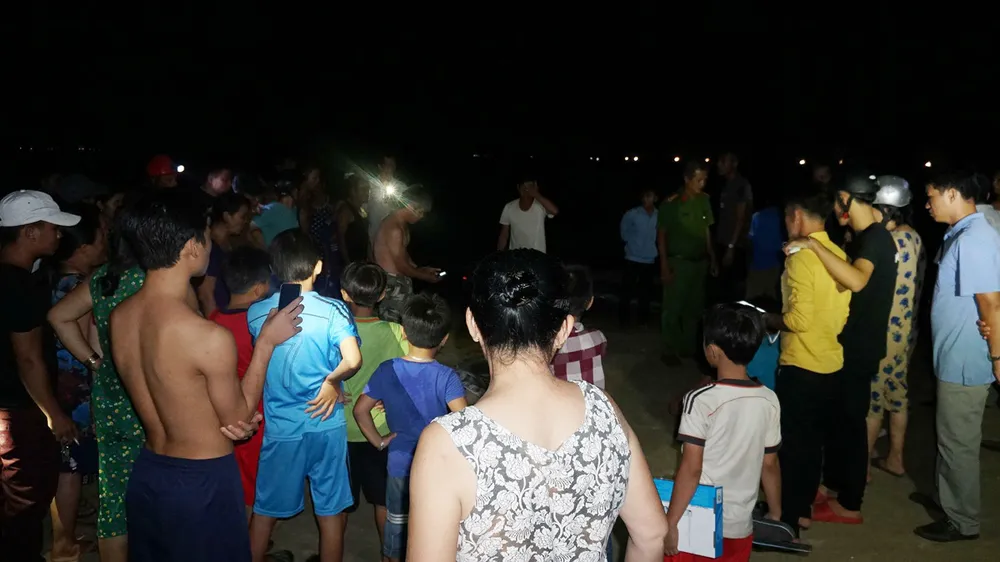 Người dân địa phương và các lực lượng cứu hộ tìm kiếm các học sinh bị đuối nước