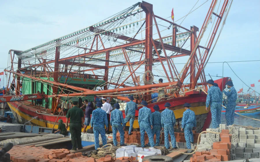 Lai dắt tàu cá Quảng Bình hỏng máy về đảo Lý Sơn 