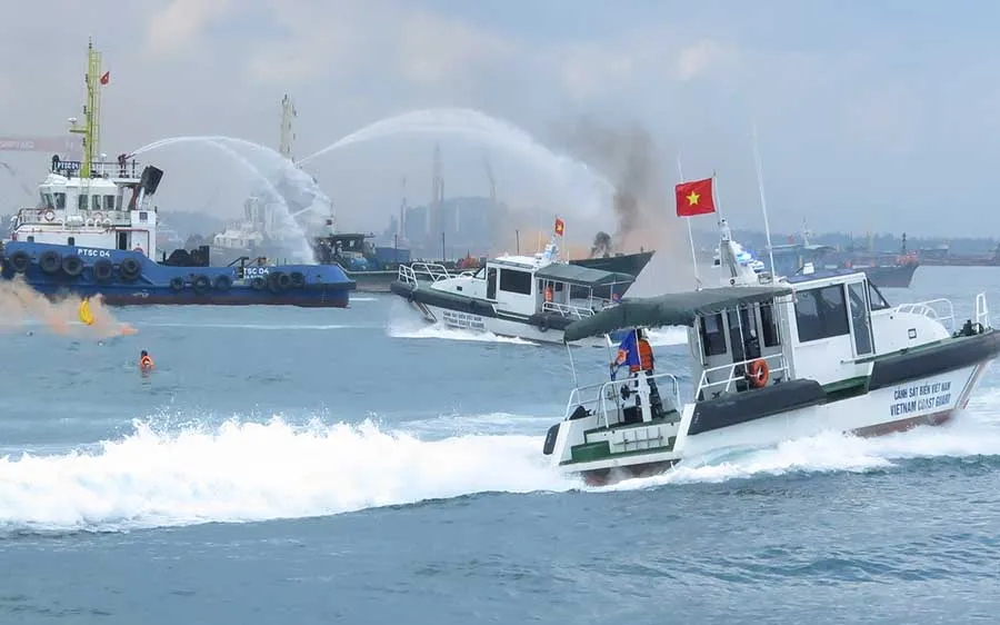 Diễn tập tìm kiếm cứu nạn hàng hải trong vùng nước cảng biển Quảng Ngãi