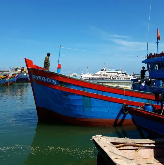 Tịch thu súng điện và bộ kích điện trên tàu cá 