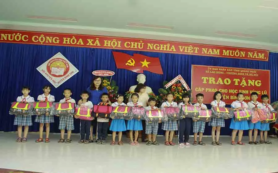 Trao tặng cặp phao cho học sinh vùng lũ