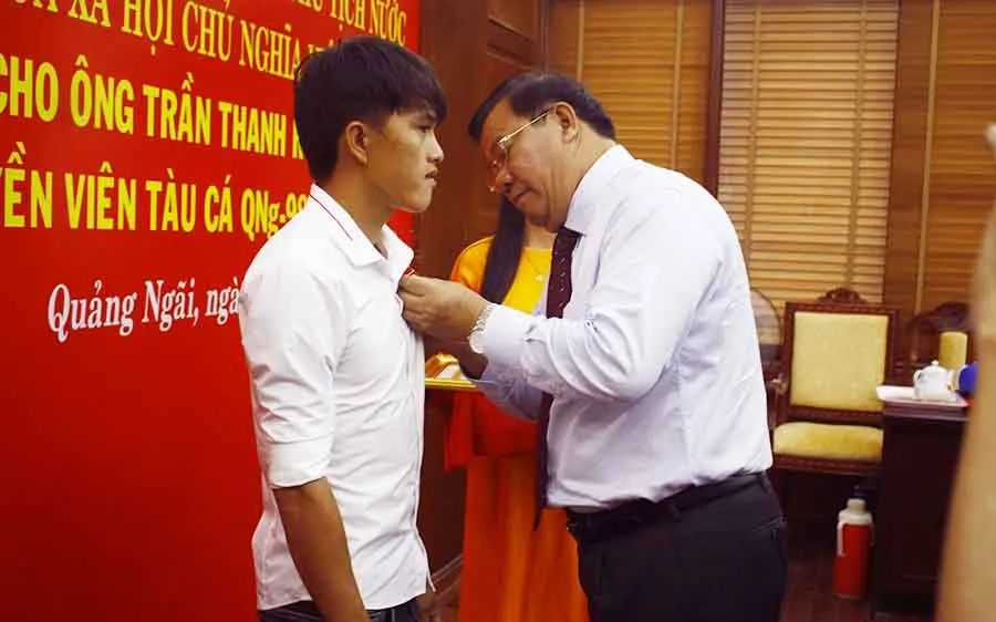 Trao tặng Huân chương dũng cảm cho ngư dân cứu người giữa biển Hoàng Sa