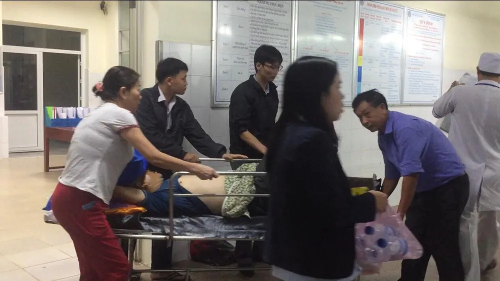 Quảng Ngãi: Xe khách nổ lốp, 8 người bị thương nặng