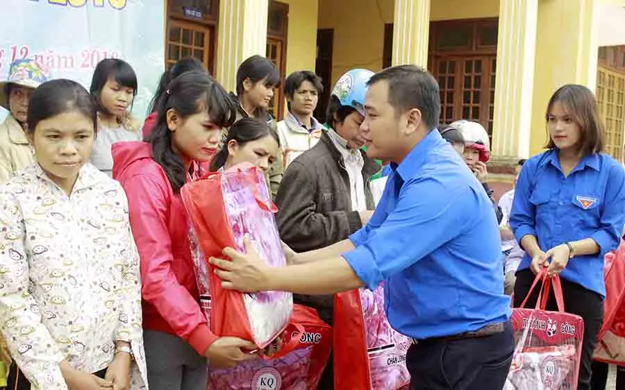 Quảng Ngãi: “Tình nguyện mùa đông” đến với người dân vùng cao