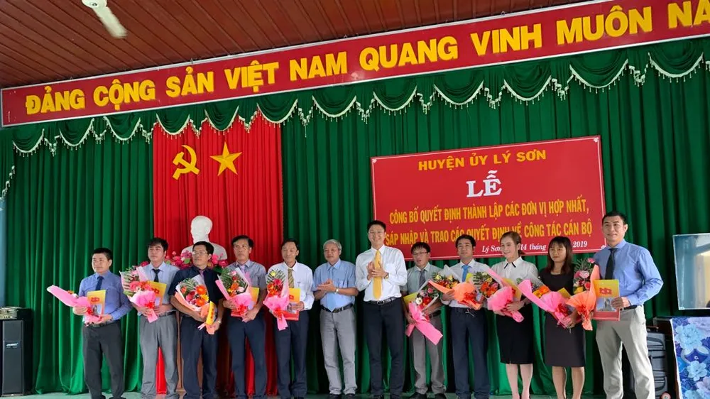 Huyện đảo Lý Sơn chính thức hợp nhất 15 cơ quan thành 7 cơ quan, tinh giảm biên chế
