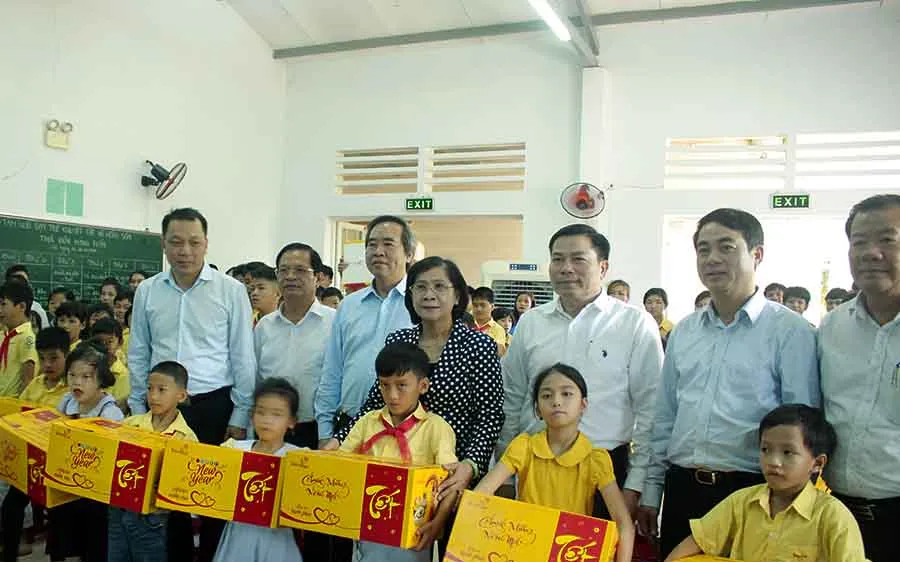 Tặng quà trẻ em khuyết tật tại Trung tâm Võ Hồng Sơn