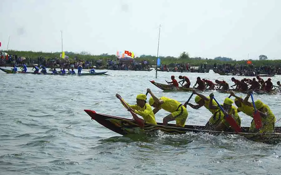 Nô nức lễ hội đua thuyền vùng sông nước ở Quảng Ngãi