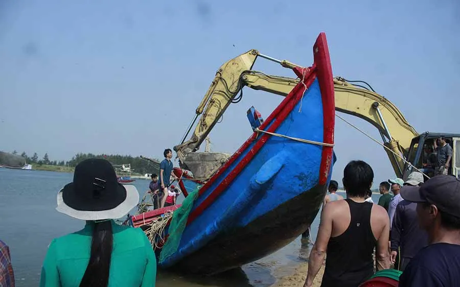 Quảng Ngãi: Hàng trăm người dân trục vớt 2 chiếc tàu đắm do sóng đánh chìm