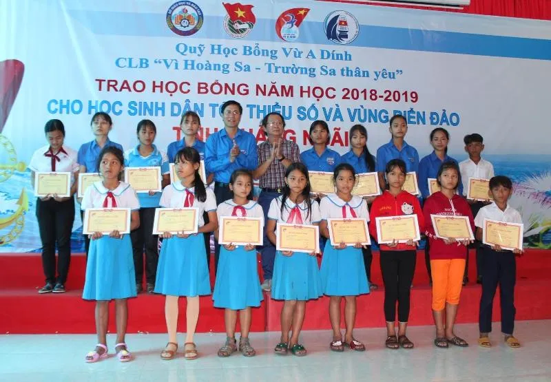 Trao 160 suất học bổng cho học sinh dân tộc thiểu số và con ngư dân