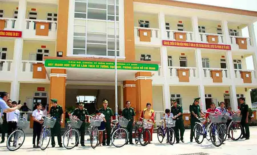 Bộ đội Biên phòng TPHCM trao quà cho người nghèo và học sinh đảo Lý Sơn