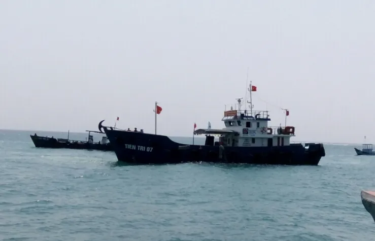 Quảng Ngãi: Tàu Tiên tri 07 đã đưa 30.000 lít xăng đến đảo Lý Sơn