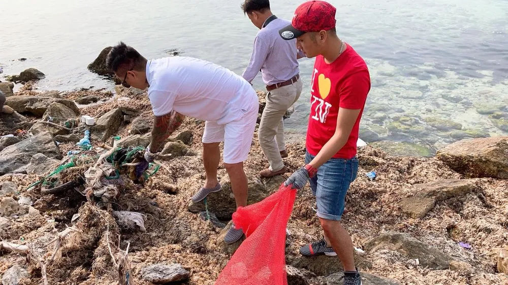 Ca sĩ Tuấn Hưng tham gia dọn sạch biển với người dân đảo Lý Sơn (Quảng Ngãi)